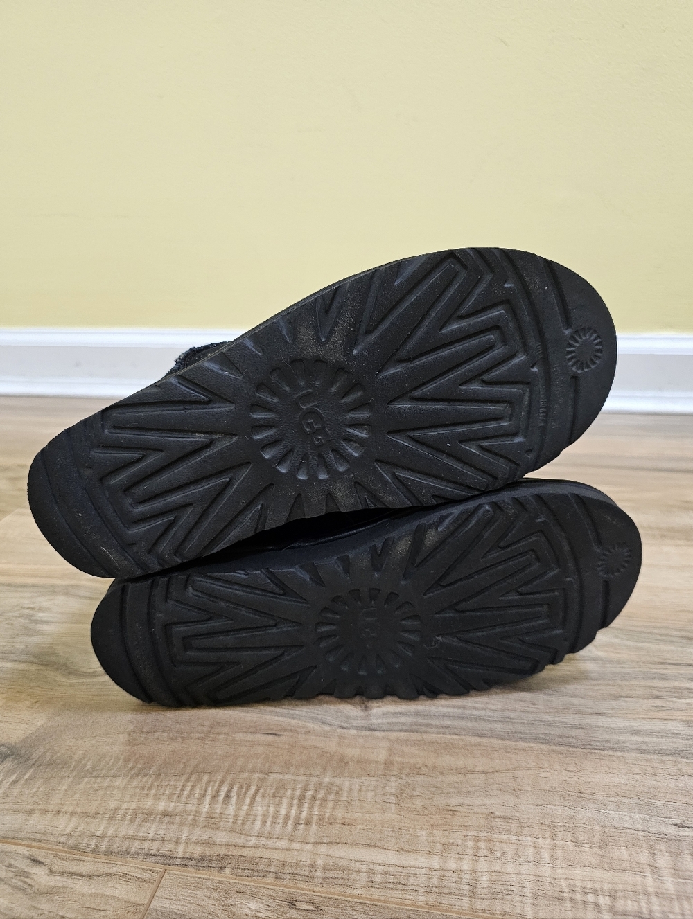 UGG Classic Short Metallic Spots - Picture 6 of 13
